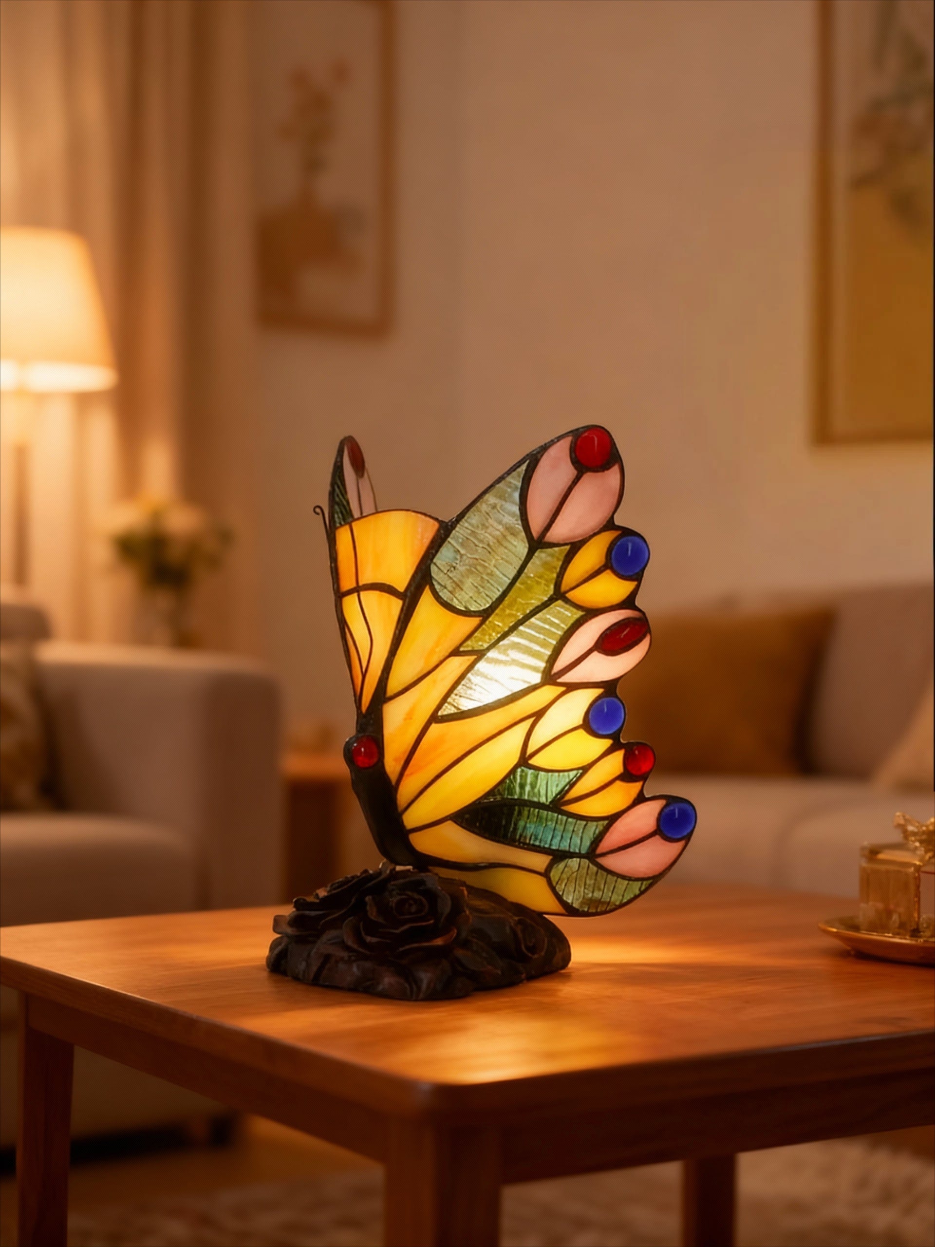 AURINKO | Valaisin keltaisilla mosaiikkisiivillä