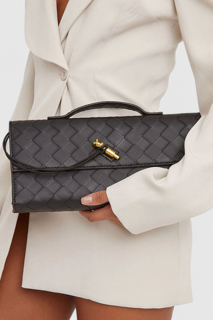 Melanie Clutch -laukku kultaisella solmuyksityiskohdalla