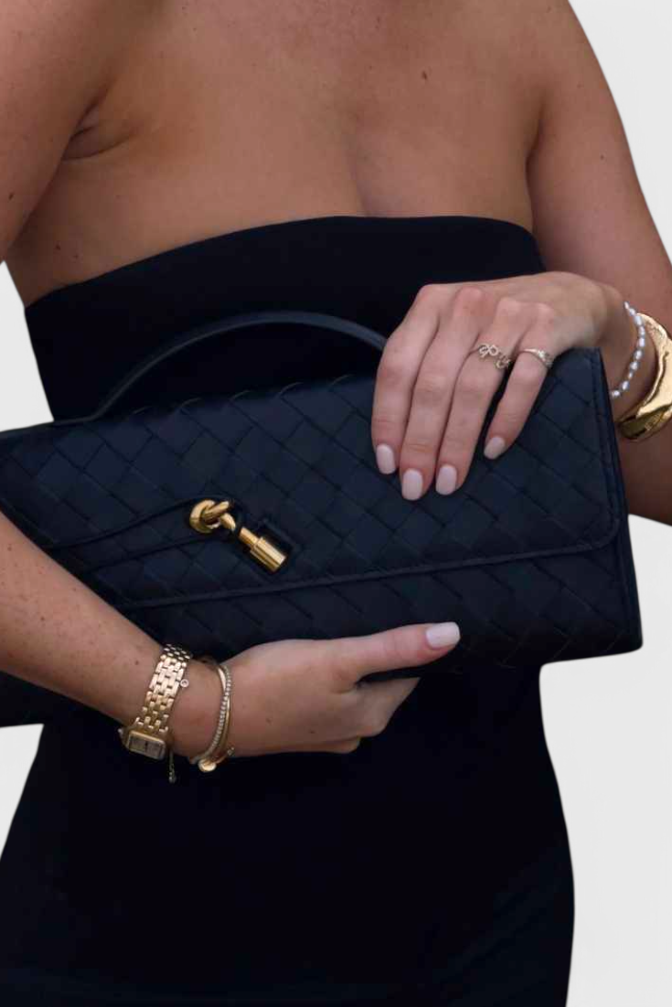 Melanie Clutch -laukku kultaisella solmuyksityiskohdalla