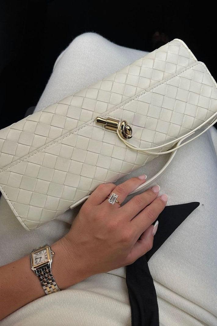 Melanie Clutch -laukku kultaisella solmuyksityiskohdalla