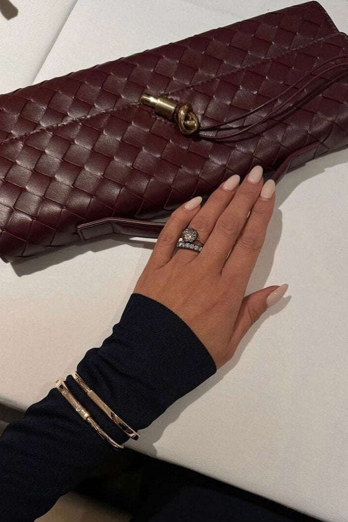 Melanie Clutch -laukku kultaisella solmuyksityiskohdalla
